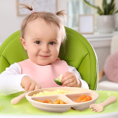 Un bon prix. Glissez non le bavoir de alimentation de silicone pratique, les plats des enfants portatifs de silicone en ligne