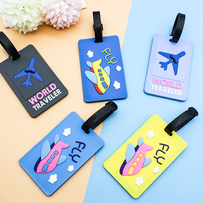 Un bon prix. Étiquettes de bagages de dessins animés simples en différentes couleurs pour l'étiquetage personnalisé des valises en ligne
