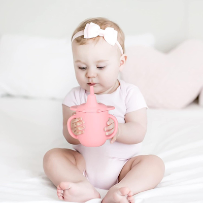 Un bon prix. Le silicone formant des tasses de Sippy avec des poignées de Straw Lid And Non Slip renversent l'entraîneur Cup Transition Cup de preuve en ligne