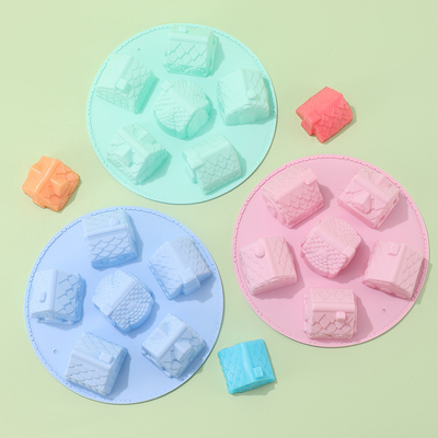 Un bon prix. 1 paquet de moule en silicone en forme de maison, 6 cavités antiadhésives, une poêle de village confortable, un moule de savon en forme de maison, en ligne