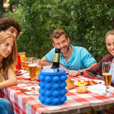 Un bon prix. Cylindre Cube de glace en silicone moule décompression de la glace de la grille de presse de type facile à libérer la tasse de glace mini-constructeur de glace tasse cylindre plateaux en ligne