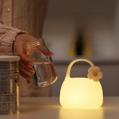 Un bon prix. Lumière de nuit en silicone imperméable à l'eau 109g Lumière de nuit pour enfants rechargeable en ligne
