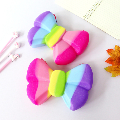 Un bon prix. C'est un sac à crayons en silicone sans BPA, pour les enfants, pour les anniversaires, pour les cadeaux de Noël, pour le maquillage. en ligne
