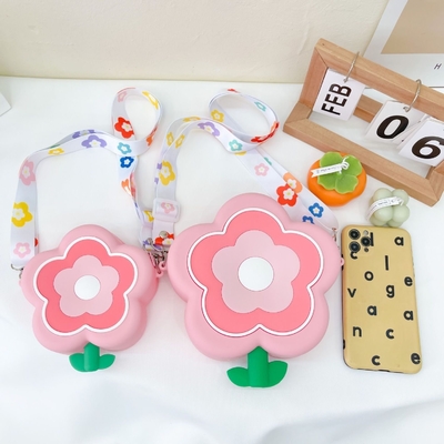 Un bon prix. Boîte à crayons ronde en silicone, sac de maquillage, fournitures scolaires, sac à main, sac à épaule, cadeaux de Noël. en ligne