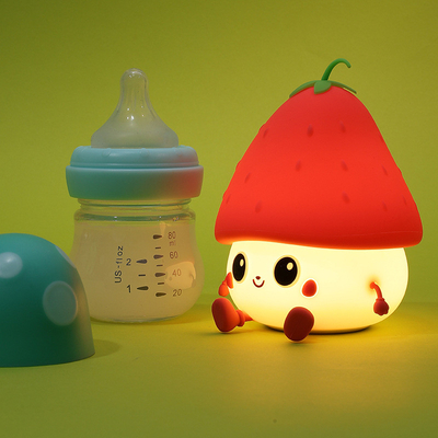 Lumière de nuit pour les enfants Cute silicone chambre d'enfant fraises lampe pour bébé et tout-petit Kawaii Lumière de bord de lit chronométreur pour chambre d'enfant