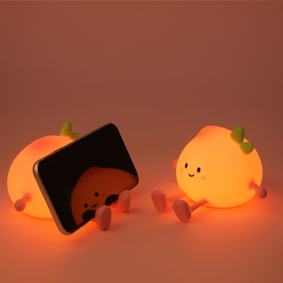 Un bon prix. Cute Peach Lumière de nuit pour les enfants Soft Silicone Lumière de sommeil avec USB Capteur tactile rechargeable Lumières de nuit pour la chambre des enfants en ligne