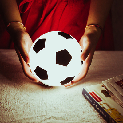 Un bon prix. Lumière de nuit de football Lampes de football Lumière pour enfants Chambre 16 couleurs alimentée par batterie LED Chambre rechargeable Nursery Lumière de nuit en ligne