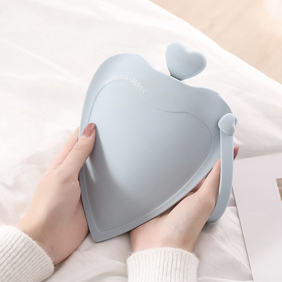 Un bon prix. Petite bouteille d'eau chaude en silicone avec un couvercle tricoté pour soulager la douleur en ligne