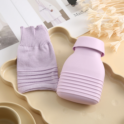 Un bon prix. Sac de bouteille d'eau chaude en silicone douce avec couvercle Compresse froide chaude pour bébés enfants soulagement de la douleur en ligne