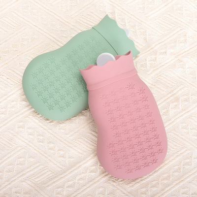 Un bon prix. Bouteille d'eau chaude en caoutchouc imperméable à 500 ml avec couvercle doux pour le chauffage du lit menstruel en ligne