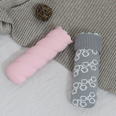 Un bon prix. Bouteille d'eau chaude en silicone Sac confortable pour soulager la douleur Cou et épaules Pieds plus chauds en ligne