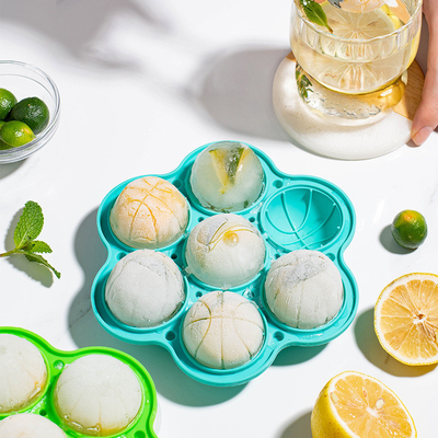 Fabricant de boules de glace, TINANA plateaux à glaçons réutilisables de 2,5 pouces, plateau à glace ronde en silicone à libération facile avec couvercles et entonnoir pour whisky, cocktails et bourbon noir